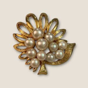 Vintage Gold-Tone Floral Brooch With Faux Pearl Accents 1.25 X 1 Inch Elegant De